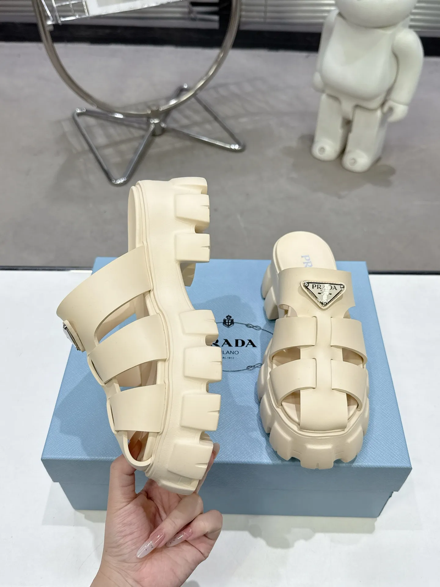 👟👟Ex-factory price 440👟👟 2025 exclusive version super popular🎊🎊🎊prada Prada triangular buckle serrated Roman thick-soled rubber foam ultra-light sandals are retro, fashionable and avant-garde, the upper perfectly restores the original craftsmanship, making the whole pair of shoes light and comfortable, full of holiday feel, bright colors💐💐💐💐 A variety of choices to satisfy fashionable people of different styles! The iconic metal triangle logo is paired with the shape of ancient beach sandals. Every design element is fashionable! Code number 35-40​